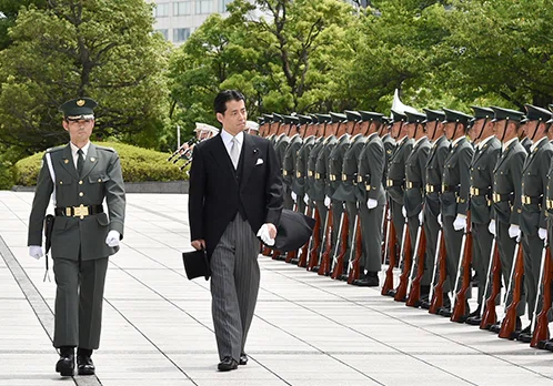 福田達夫公式サイトのストーリーで紹介されている防衛大臣政務官時代の写真。自衛官とともに儀仗の場を歩き、国民の命を守る現場と向き合っていた当時の責任と姿勢を伝える画像。