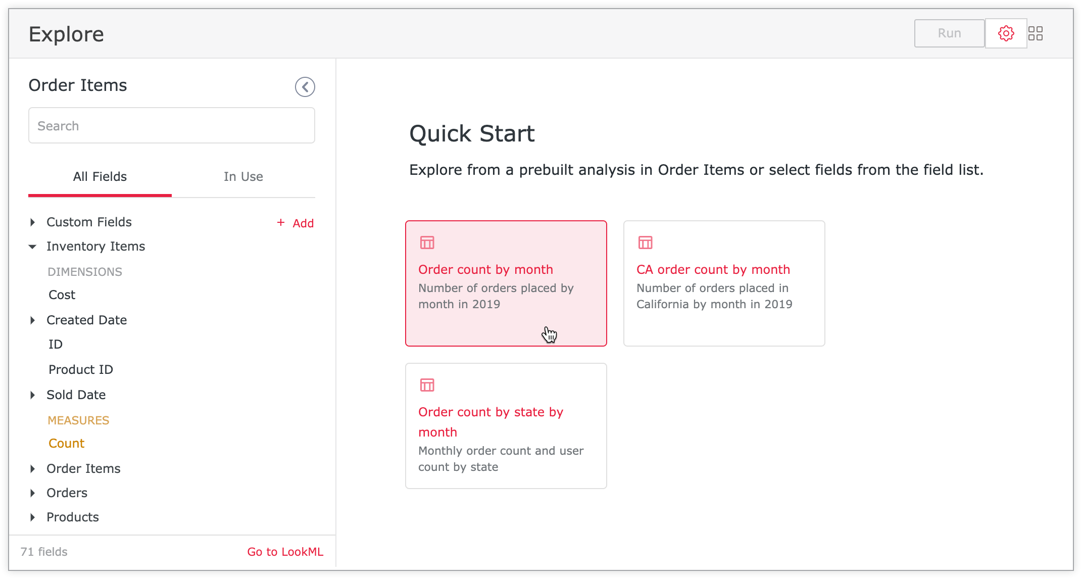 Uma funcionalidade Explorar incorporada com a cor #e82042 aplicada ao botão Adicionar, ao botão Aceder ao LookML, ao botão do menu de engrenagem e aos títulos das análises de início rápido.