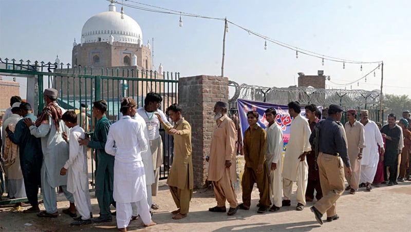 MULTAN: Devotees queue up outside the shrine of Bahauddin Zakariya to attend Urs celebrations. — Online MULTAN: Devotees queue up outside the shrine of Bahauddin Zakariya to attend Urs celebrations. — Online
