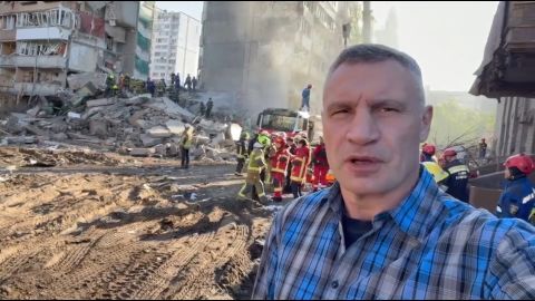 <p>Kyiv mayor Vitaly Klitschko went to the site of a deadly Russian attack in the Ukrainian capital a huge wave of Russian strikes overnight targeted Kyiv.</p>