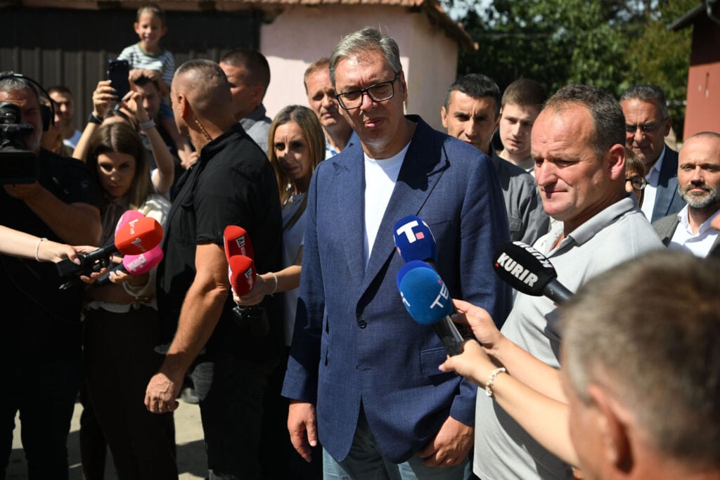 Aleksandar Vučić okružen novinarima i narodom ui izbornoj kampanji 2026.
