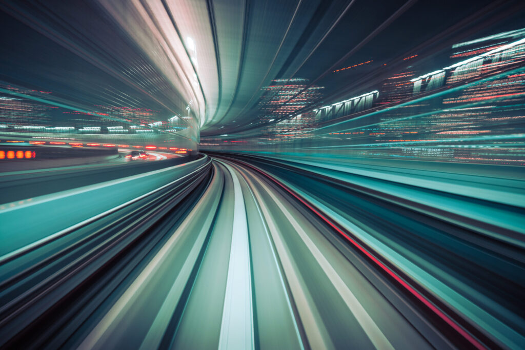 Image d'optimisation et de modernisation du cloud AWS : un tunnel futuriste dans une ville avec une lumière verte et blanche